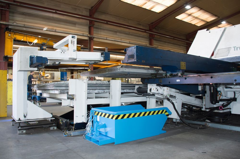 Bauer Mini Kippbehälter lackiert in der Farbe Lichtblau MGU 230 Produktbild Bauer Mini Kippbehälter lackiert in der Farbe Lichtblau MGU 230 bild 2