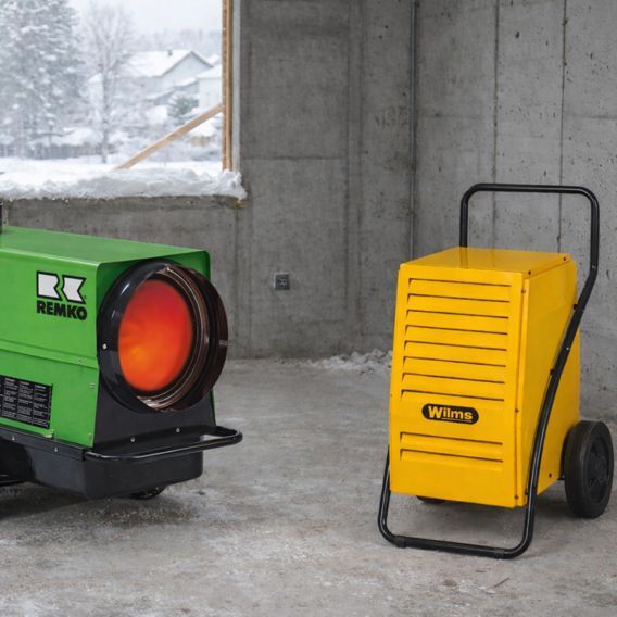 Remko Heizgerät und Wilms Luftentfeuchter auf einer Winter-Baustelle stehend