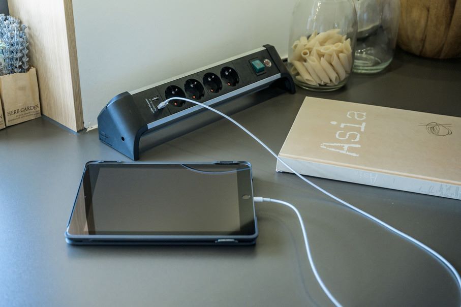 Brennenstuhl Alu-Office-Line Steckdosenleiste 4-fach Mehrfachsteckdose mit USB 1,8 m Kabel Produktbild Brennenstuhl Alu-Office-Line Steckdosenleiste 4-fach Mehrfachsteckdose mit USB 1,8 m Kabel bild 4