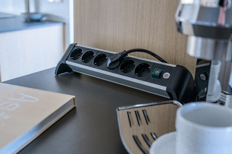 Brennenstuhl Alu-Office-Line Steckdosenleiste 6-fach Steckerleiste aus Aluminium 3 m Kabel Produktbild Brennenstuhl Alu-Office-Line Steckdosenleiste 6-fach Steckerleiste aus Aluminium 3 m Kabel bild 5