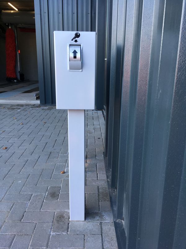 Produktbild Schlüssel-Annahmetresor für Installation  auf Sockel mit breiterer Einwurfrolle bild 2