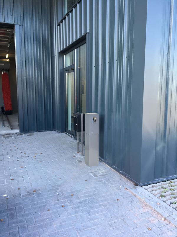 Produktbild Schlüssel-Annahmetresor für Installation  auf Sockel mit breiterer Einwurfrolle bild 3