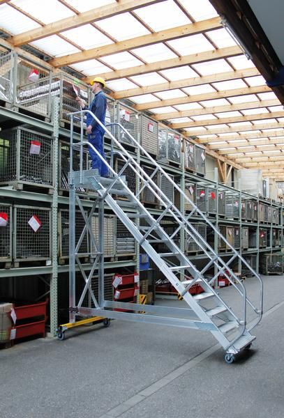 Produktbild Günzburger Aluminium Plattformtreppe fahrbar 45 Grad 12 Stufen 800 mm breit
