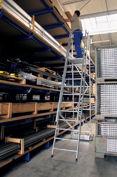Günzburger Aluminium Podestleiter schmal fahrbar und klappbar mit 14 Stufen Produktbild Günzburger Aluminium Podestleiter schmal fahrbar und klappbar mit 14 Stufen