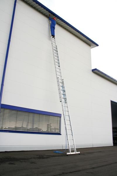 Günzburger Aluminium Seilzugleiter mit Nivello Traverse 3 x 14 Sprossen Produktbild Günzburger Aluminium Seilzugleiter mit Nivello Traverse 3 x 14 Sprossen