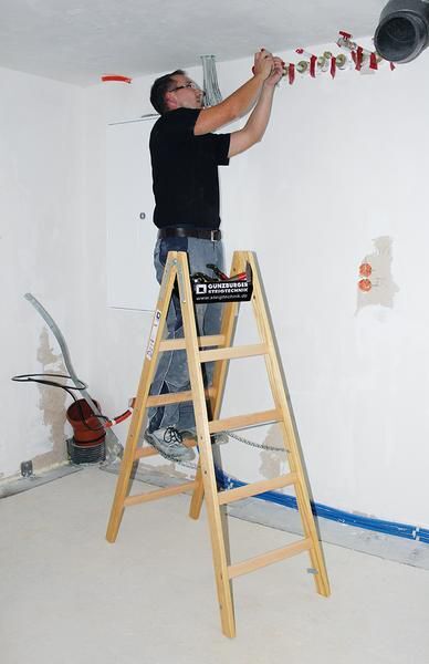 Günzburger Holz Stehleiter beidseitig begehbar 2 x 4 Sprossen Produktbild Günzburger Holz Stehleiter beidseitig begehbar 2 x 4 Sprossen