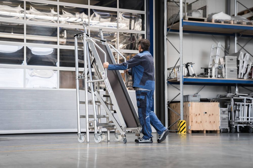 Günzburger Montageplattform mit Treppenzustieg aus Aluminium Produktbild Günzburger Montageplattform mit Treppenzustieg aus Aluminium bild 6