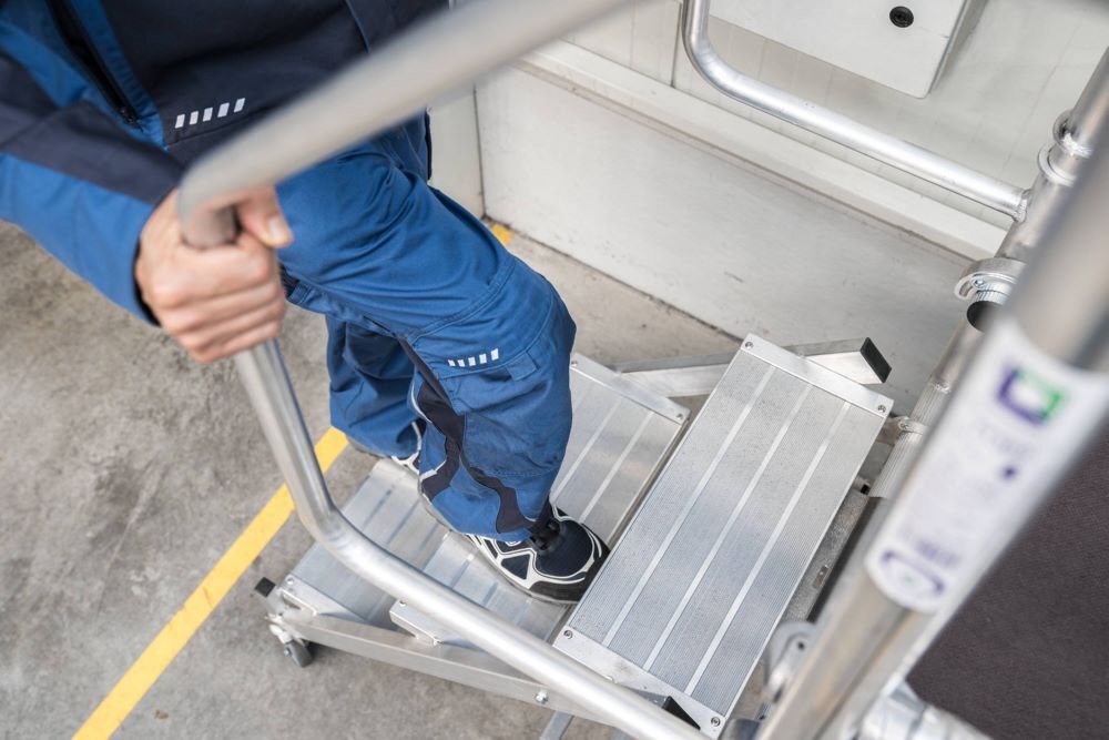 Günzburger Montageplattform mit Treppenzustieg aus Aluminium Produktbild Günzburger Montageplattform mit Treppenzustieg aus Aluminium bild 8