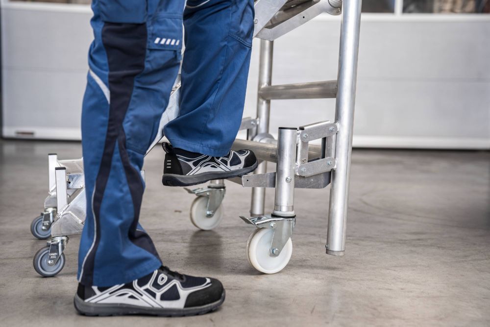 Günzburger Montageplattform mit Treppenzustieg aus Aluminium Produktbild Günzburger Montageplattform mit Treppenzustieg aus Aluminium bild 9