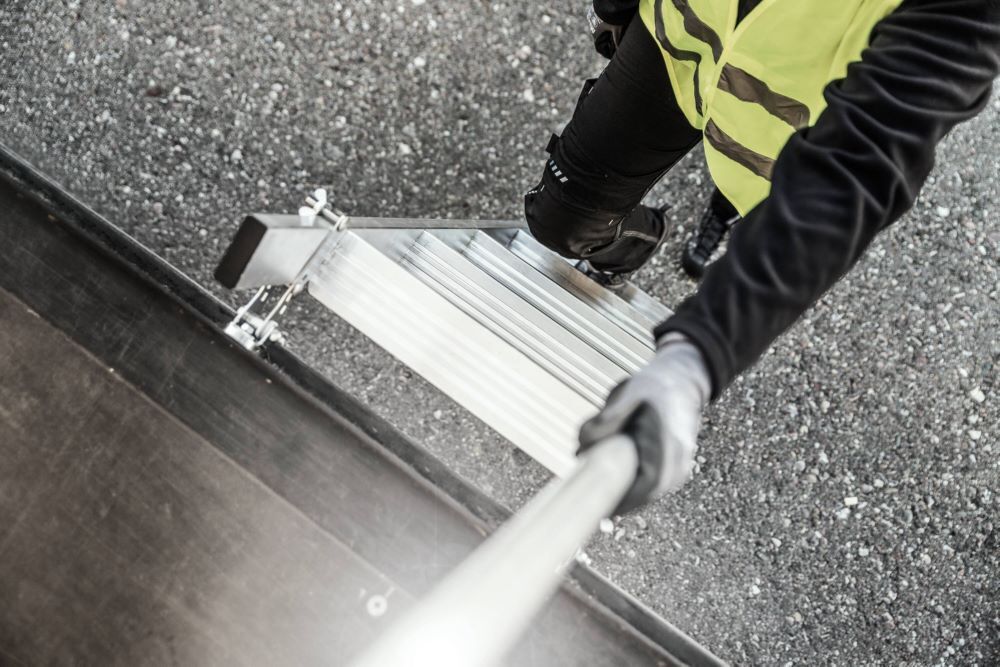 Günzburger Stufen Anlegeleiter LKW 5 Stufen Magnet Montagesatz und Ausstiegsholm l Produktbild Günzburger Stufen Anlegeleiter LKW 5 Stufen Magnet Montagesatz und Ausstiegsholm l bild 4