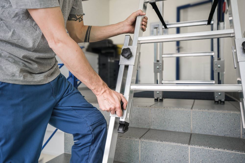 Günzburger Stufen Stehleiter Aluminium treppengängig 2 x 8 Stufen Produktbild Günzburger Stufen Stehleiter Aluminium treppengängig 2 x 8 Stufen bild 4