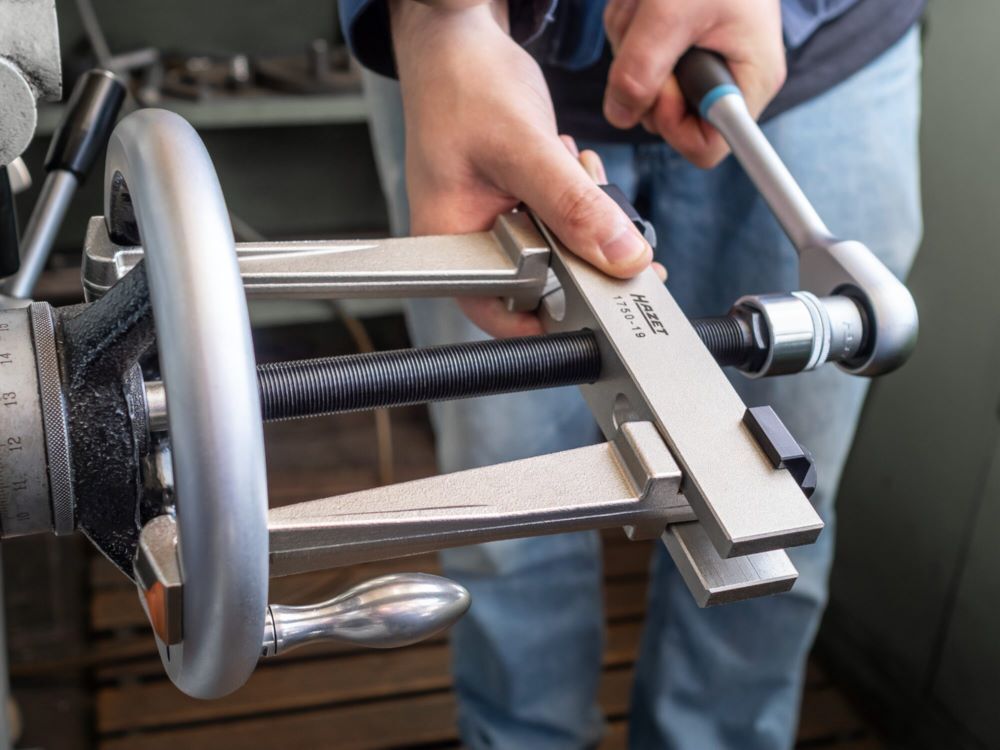 Hazet Schnellspann Abzieher Spannbereich 185 mm 2 armig 1750-19 227 mm Produktbild Hazet Schnellspann Abzieher Spannbereich 185 mm 2 armig 1750-19 227 mm bild 5