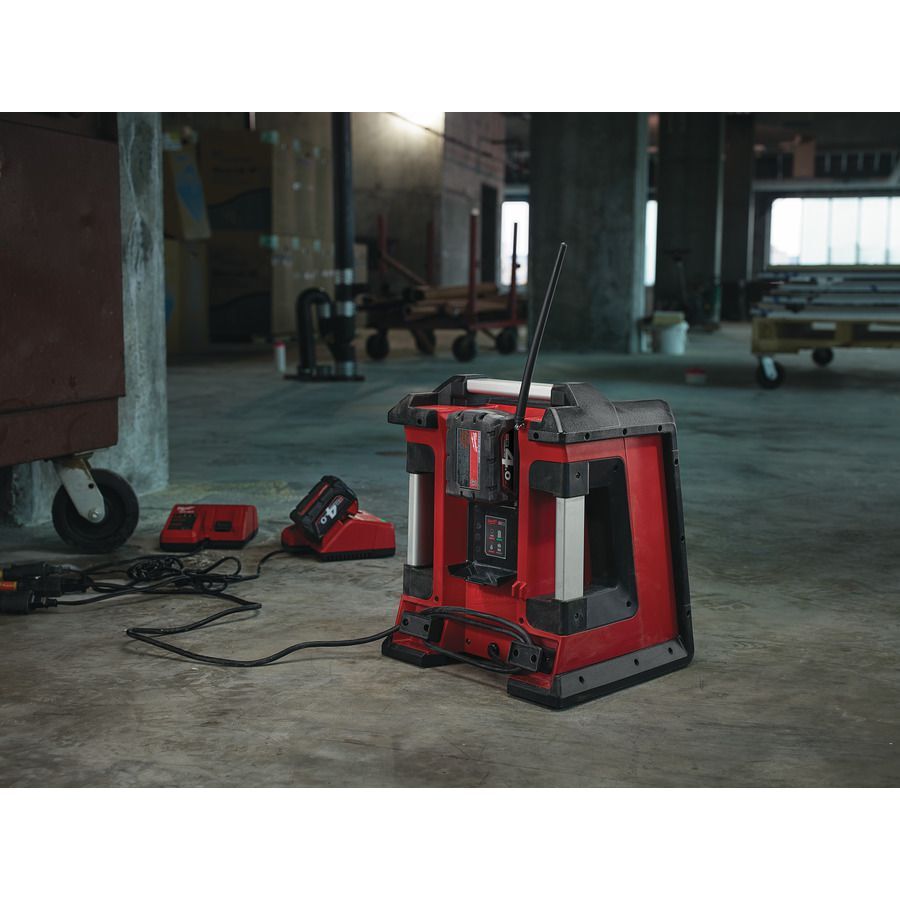 Milwaukee Netz-/Akku Radio mit Ladefunktion M18 RC/0 Milwaukee Netz-/Akku Radio mit Ladefunktion M18 RC/0