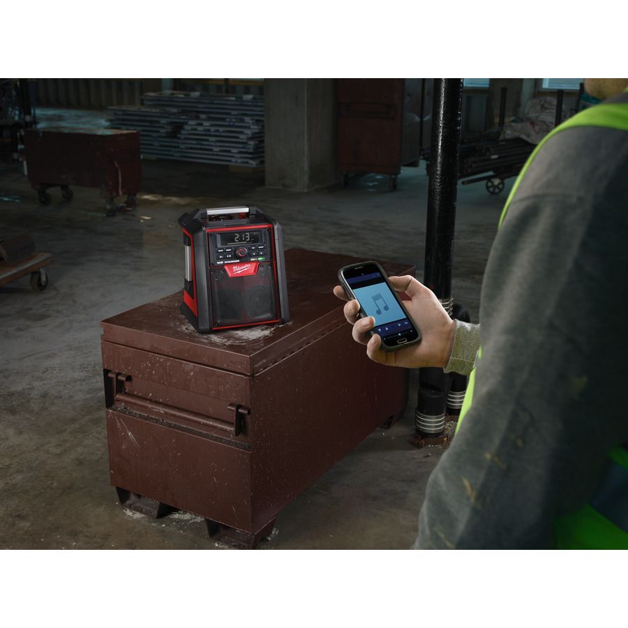 Milwaukee Netz-/Akku Radio mit Ladefunktion M18 RC/0 Milwaukee Netz-/Akku Radio mit Ladefunktion M18 RC/0
