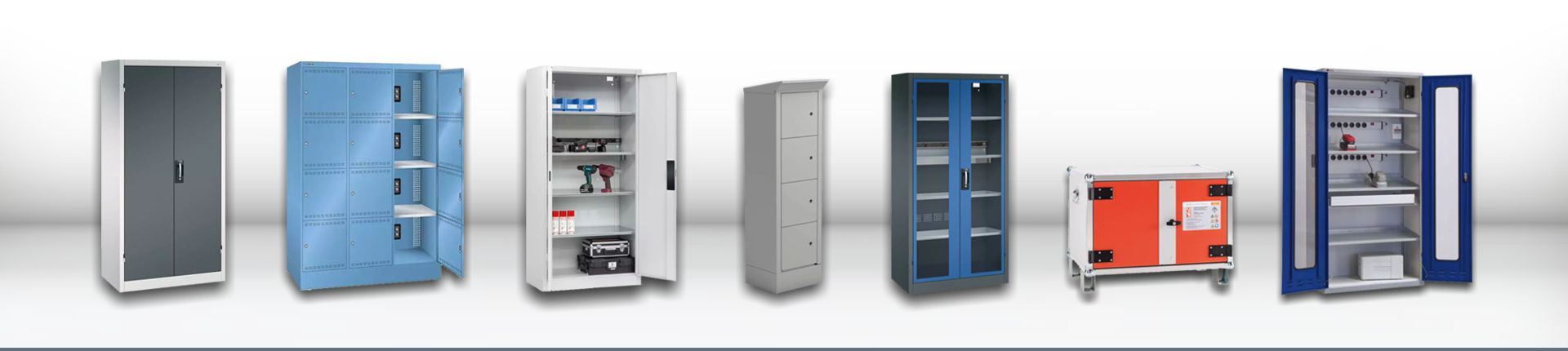 Akku-Ladeschränke nebeneinander aufgereiht vor hellgrauem Hintergrund Akku-Ladeschränke nebeneinander aufgereiht vor hellgrauem Hintergrund