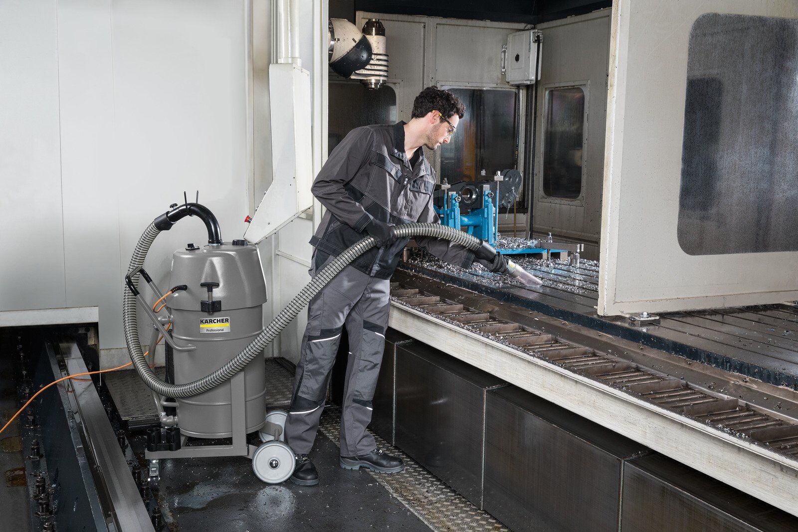 Kärcher Flüssigkeitssauger Spänesauger IVR-L 65/20-2 Tc Industriestaubsauger Beispiel Kärcher Flüssigkeitssauger Spänesauger IVR-L 65/20-2 Tc Industriestaubsauger Beispiel