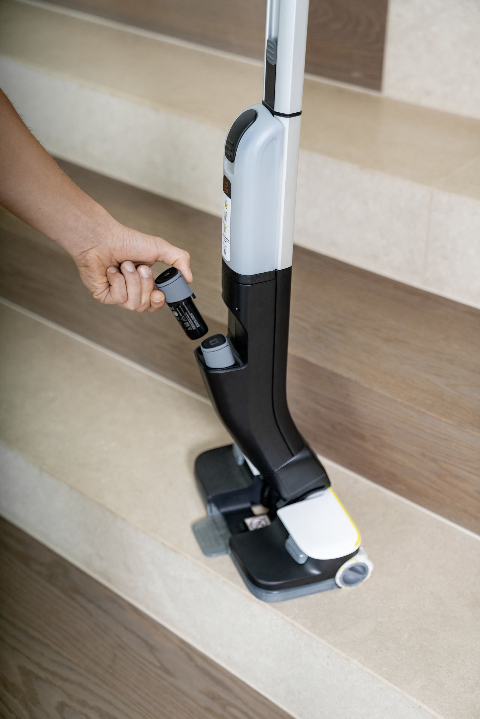 Kärcher Hartbodenreiniger FC 4-4 Battery Set 4B Duo - Beispiel Produktbild Kärcher Hartbodenreiniger FC 4-4 Battery Set 4B Duo - Beispiel bild 4