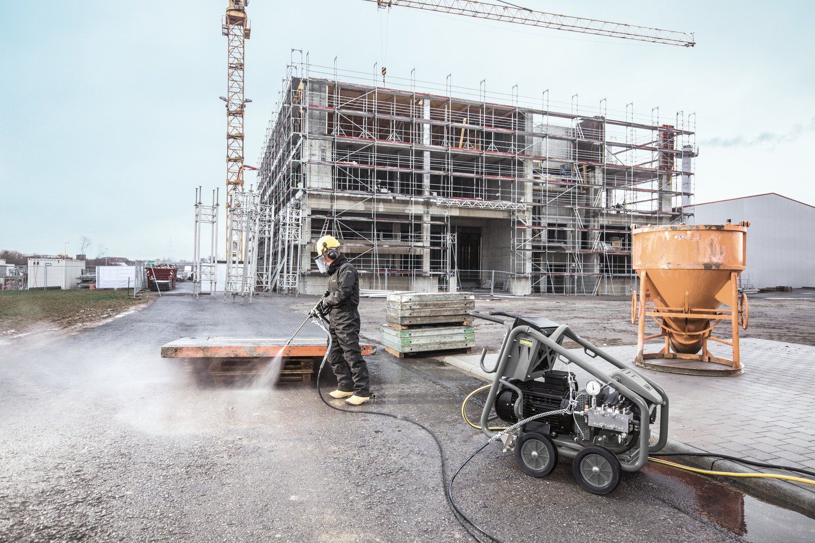 Kärcher HD Schutzanzug Größe L für Hochdruckreiniger Arbeiten Beispiel 1 Kärcher HD Schutzanzug Größe L für Hochdruckreiniger Arbeiten Beispiel 1