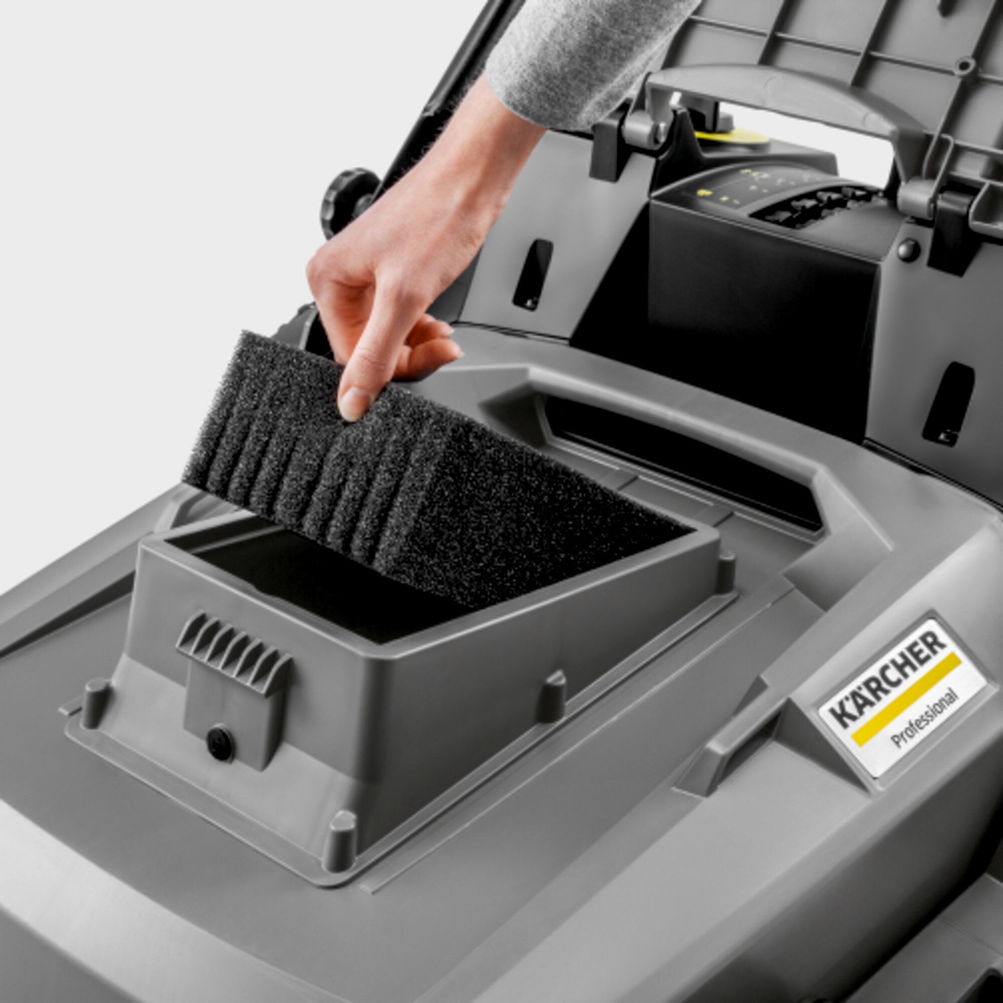 Kärcher Kehrmaschine KM 70/25 C BP mit 2 Seitenbesen Produktbild Kärcher Kehrmaschine KM 70/25 C BP mit 2 Seitenbesen bild 5