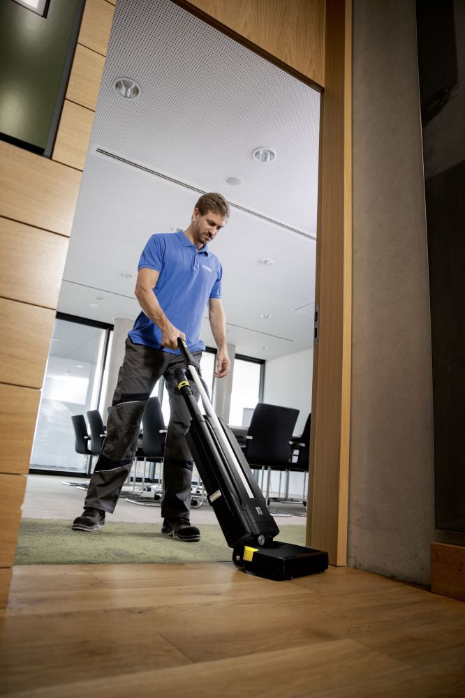 Kärcher Akku Teppichbürstsauger CV 30/2 Bp Anniversary Edition - Anwendungsbild Produktbild Kärcher Akku Teppichbürstsauger CV 30/2 Bp Anniversary Edition - Anwendungsbild bild 2