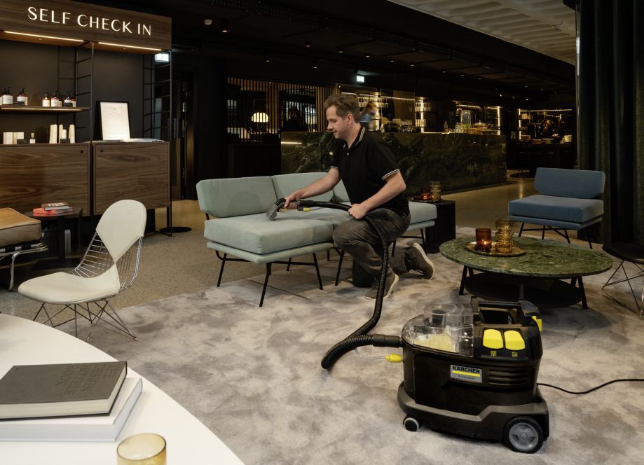 Kärcher Waschsauger Puzzi 8/1 Anniversary Edition - Anwendungsbild Produktbild Kärcher Waschsauger Puzzi 8/1 Anniversary Edition - Anwendungsbild bild 2