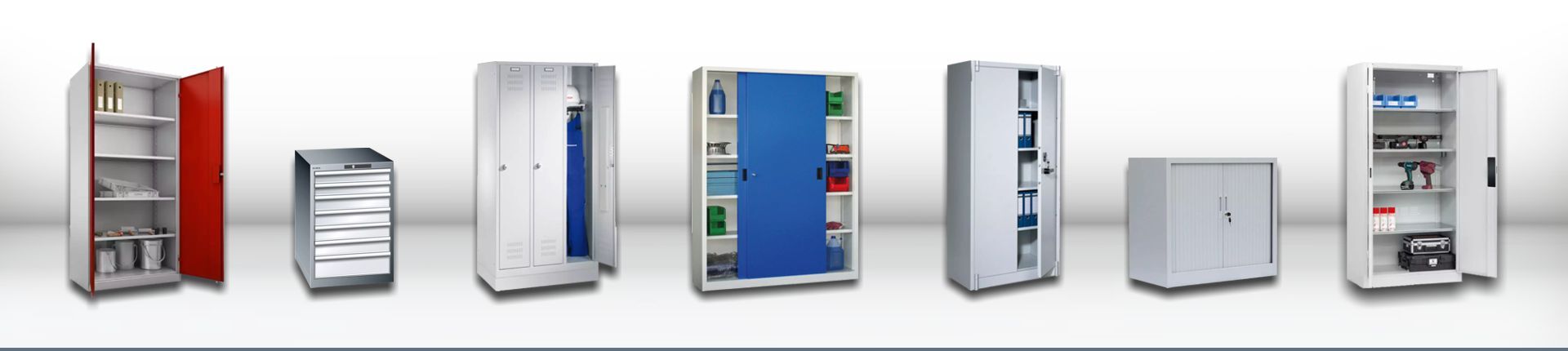 Stahlschränke nebeneinander aufgereiht vor hellgrauem Hintergrund Stahlschränke nebeneinander aufgereiht vor hellgrauem Hintergrund