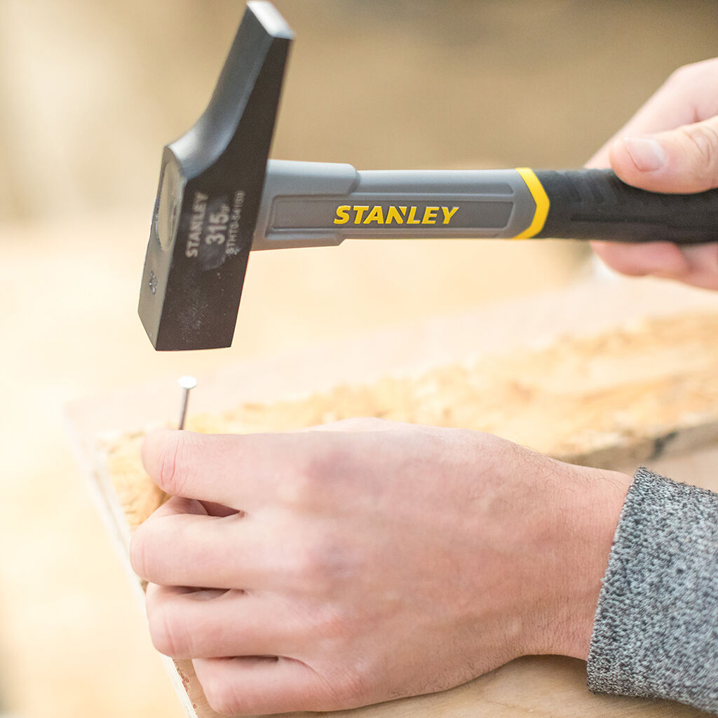 Stanley Schreinerhammer Fiberglas 315g - Anwendung Produktbild Stanley Schreinerhammer Fiberglas 315g - Anwendung bild 3