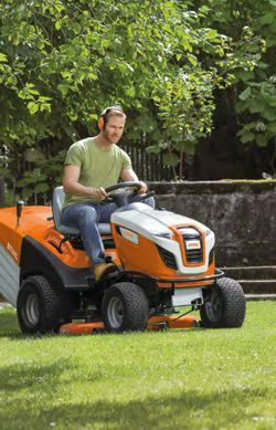 Stihl Aufsitzmäher in Aktion