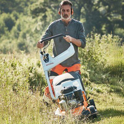 Stihl Benzin Rasenmäher in Aktion