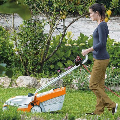 Stihl Elektro Rasenmäher in Aktion