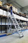 Günzburger Aluminium Plattformtreppe fahrbar 60 Grad 9 Stufen 600 mm breit