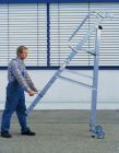 Günzburger Aluminium Stehleiter mit Rollen und Griff 5 Stufen