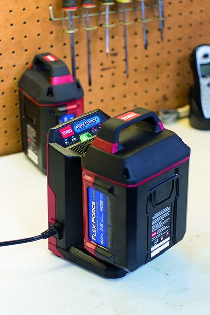 Toro Lithium Ionen Akkuschnellladegerät 60 V Ladegerät Flex Force Power System Beispiel Produktbild Toro Lithium Ionen Akkuschnellladegerät 60 V Ladegerät Flex Force Power System Beispiel bild 2