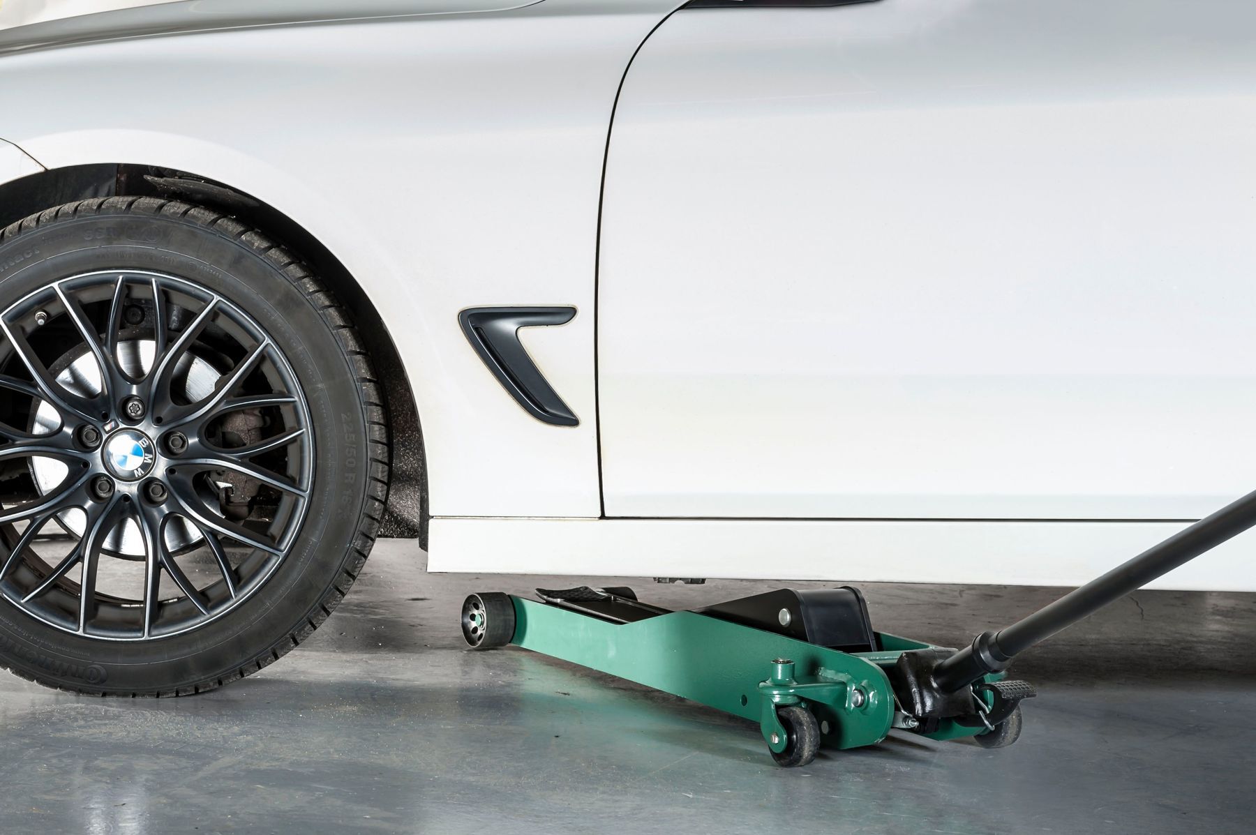 Compac Rangierheber 1,4 t HC 77 im Einsatz unter einem silberfarbenen BMW mit schwarzen Felgen stehend bild 2
