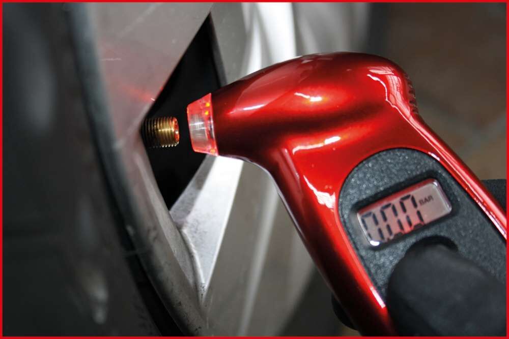 KS Tools Digitaler Reifendruckmesser 0,20 bis 10,0bar Produktbild KS Tools Digitaler Reifendruckmesser 0,20 bis 10,0bar bild 2