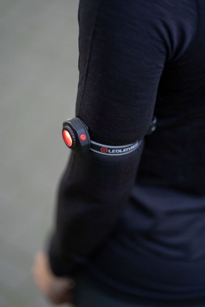 Ledlenser Signallicht CU2R Akku Signallampe für Oberarm + Rucksack Produktbild Ledlenser Signallicht CU2R Akku Signallampe für Oberarm + Rucksack bild 4