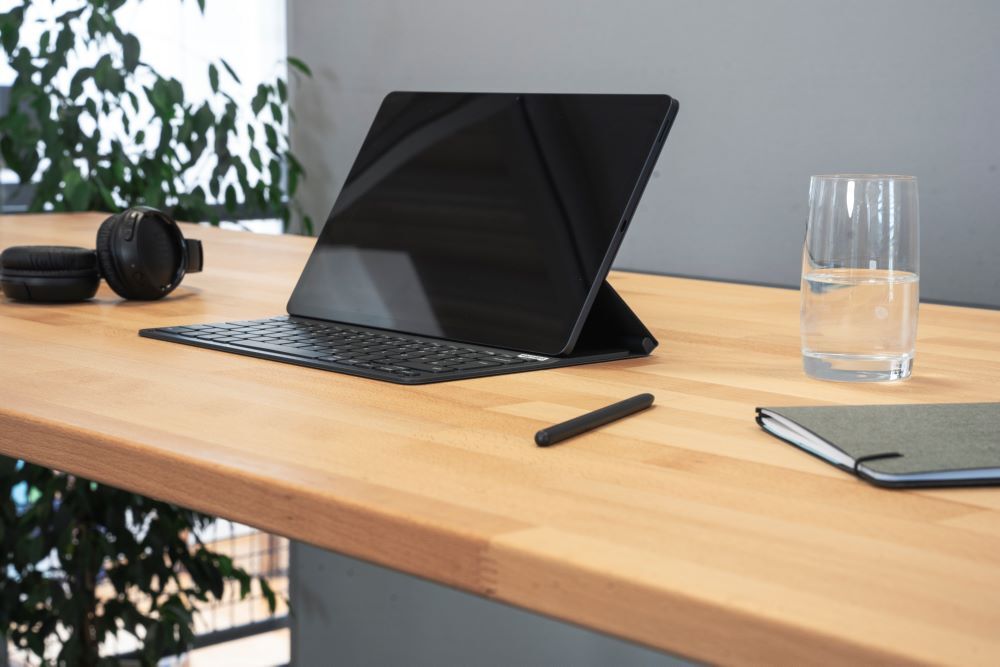 Produktbild Schreibtisch adlatus 100 1500 x 800 x 650-1300 mm B-Platte 25 mm RAL 9005 bild 4