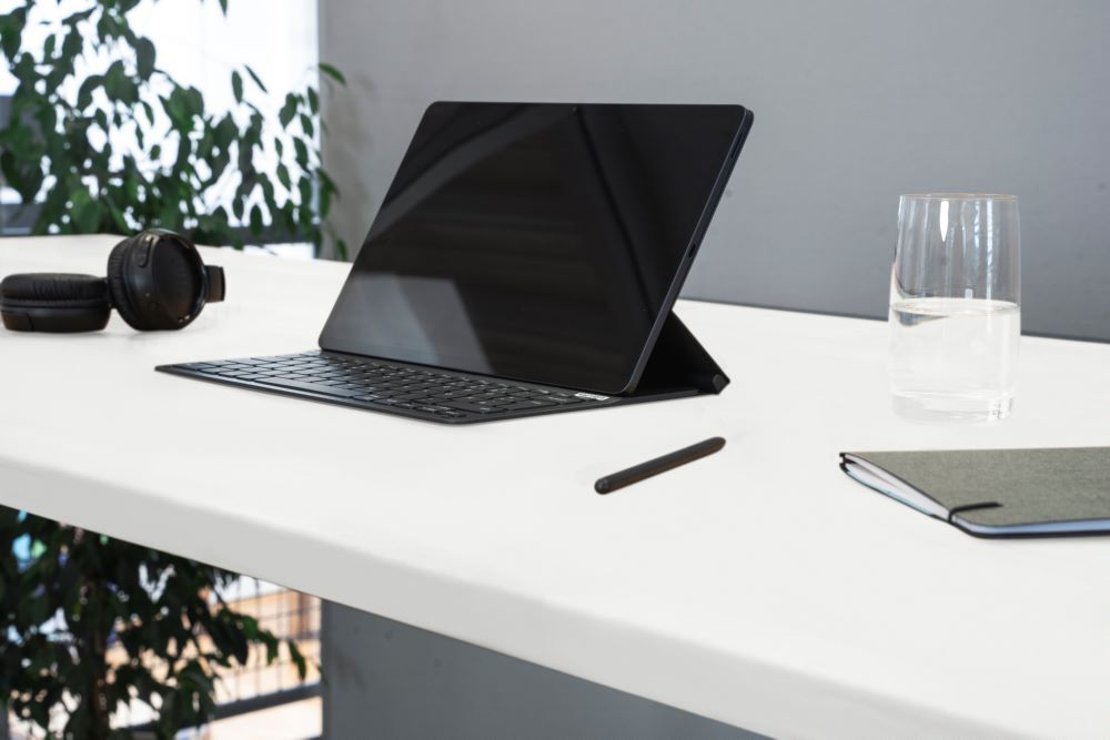 Produktbild Schreibtisch adlatus 100 2000 x 800 x 650-1300 mm M-Platte 22 mm RAL 7035 bild 3