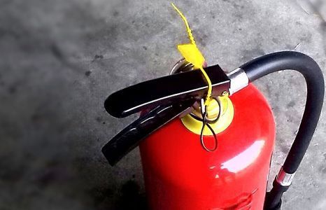 arbeitskleidung schutz betrieblicher arbeitsschutz feuerloescher teaser