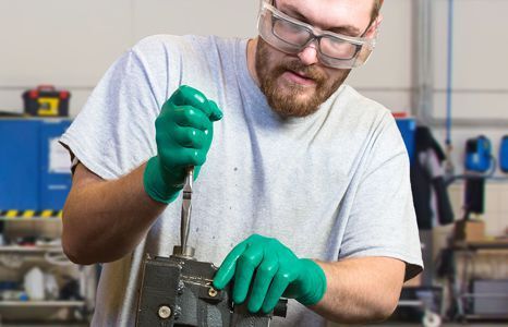 arbeitskleidung schutz handschutz einweghandschuhe teaser