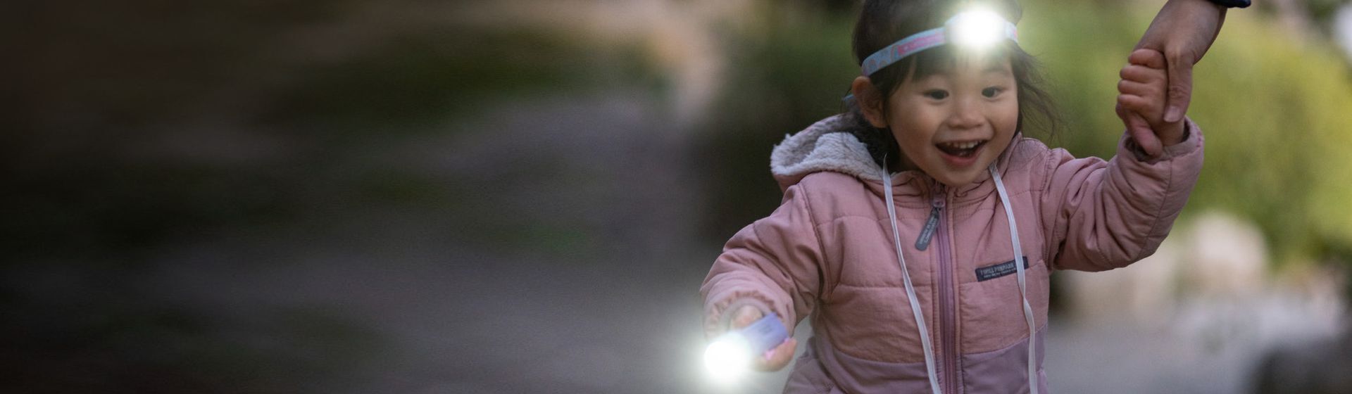 Kind mit Ledlenser Taschenlampe und Kopflampe Kind mit Ledlenser Taschenlampe und Kopflampe