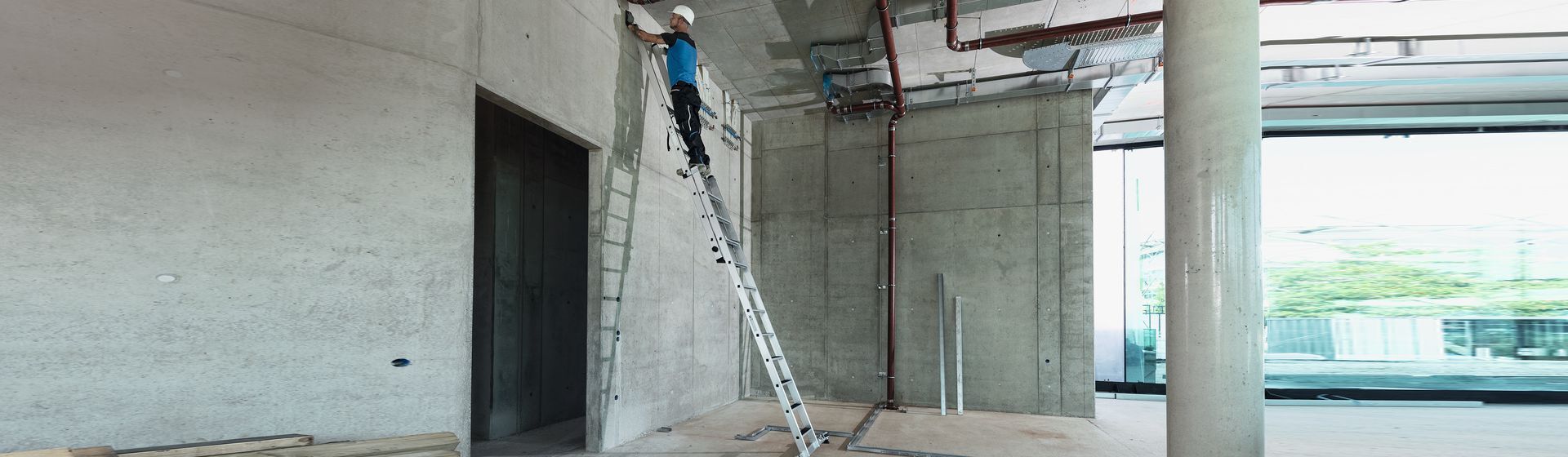 Handwerker auf einer Munk Günzburger Steigtechnik Schiebeleiter Handwerker auf einer Munk Günzburger Steigtechnik Schiebeleiter