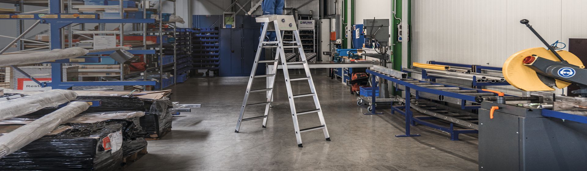Munk Günzburger Steigtechnik Stehleiter in einer Werkstatt Munk Günzburger Steigtechnik Stehleiter in einer Werkstatt