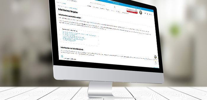 Website wird auf einem frei stehenden Computer-Monitor gezeigt