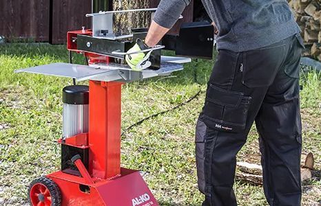 Ein Mann bei der Bedienung eines Holzspalters von AL-KO