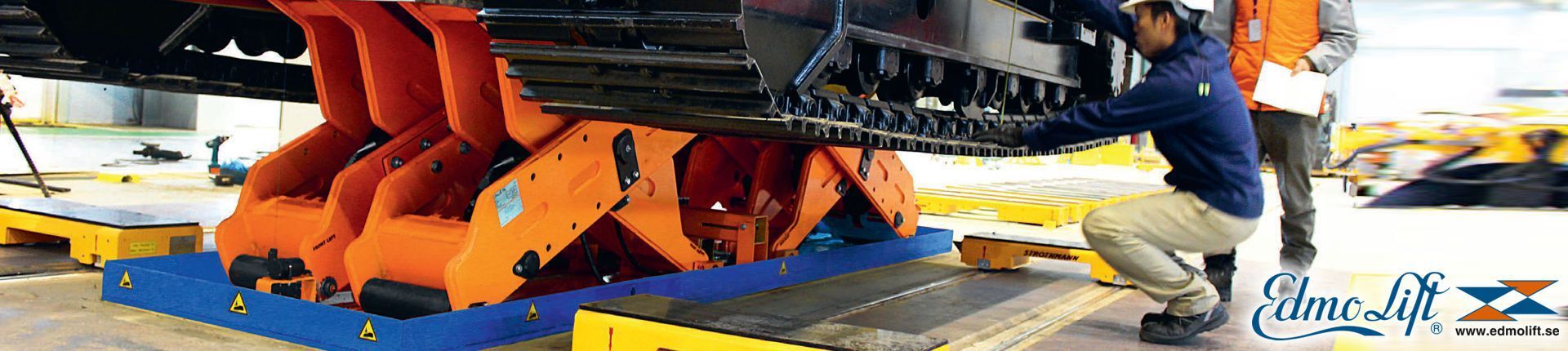 Edmolift Hubtisch im Einsatz beim Anheben einer Planierraupe