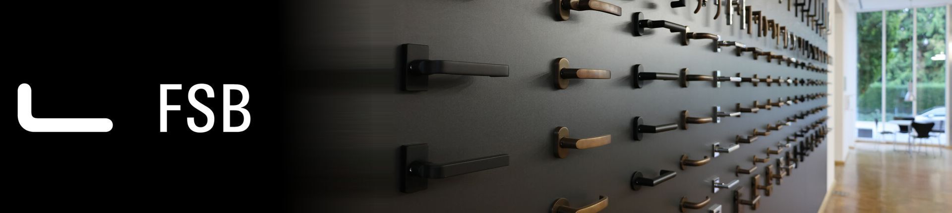FSB Fenstergriffe, Türgriffe und Türknaufe Sortiment an einer dunkelgrauen Wand montiert FSB Fenstergriffe, Türgriffe und Türknaufe Sortiment an einer dunkelgrauen Wand montiert