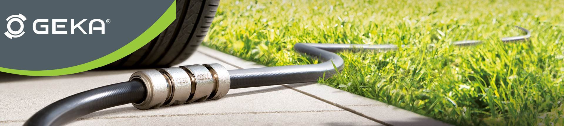 Geka Schlauchverbinder an einem dunkelgrauen Gartenschlauch montiert Geka Schlauchverbinder an einem dunkelgrauen Gartenschlauch montiert