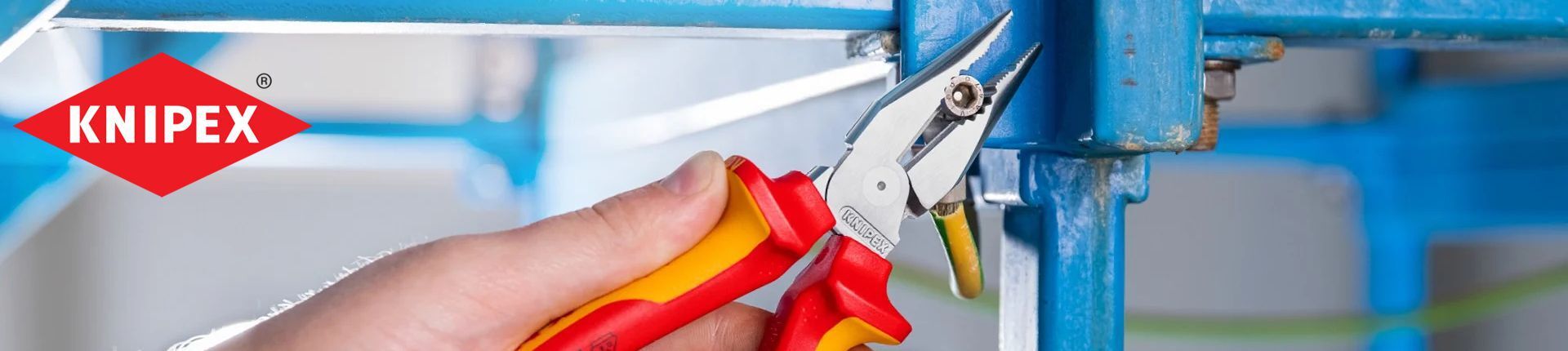 Knipex Zange in Nahaufnahme beim Festdrehen einer Schraube Knipex Zange in Nahaufnahme beim Festdrehen einer Schraube