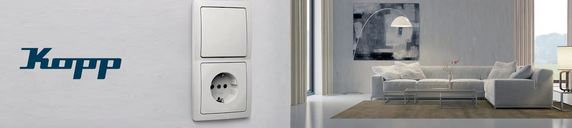 Weiße Licht- und Steckdosen-Schalter-Kombination von Kopp montiert an einer grauen Wand mit Blick auf ein modern eingerichtetes Wohnzimmer Weiße Licht- und Steckdosen-Schalter-Kombination von Kopp montiert an einer grauen Wand mit Blick auf ein modern eingerichtetes Wohnzimmer